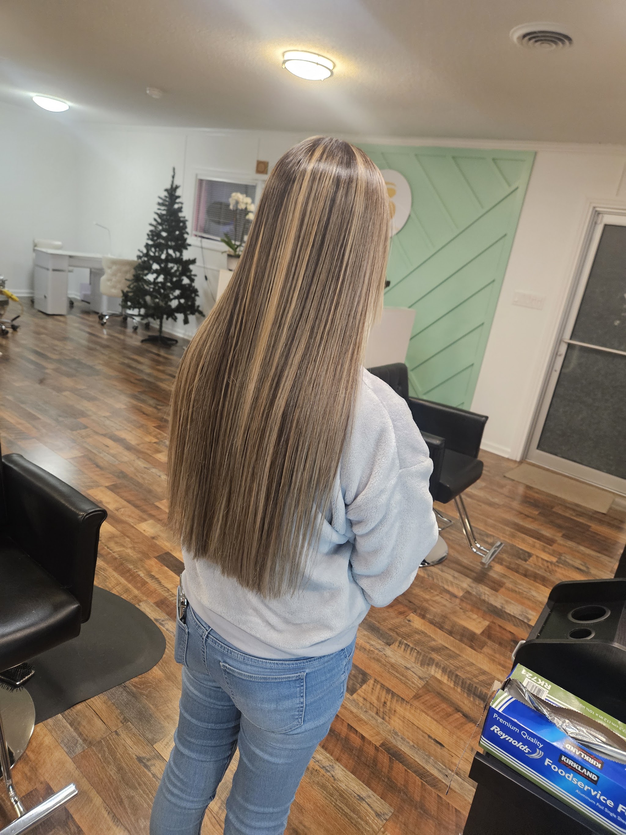 Long highlighted hair, standing in the salon